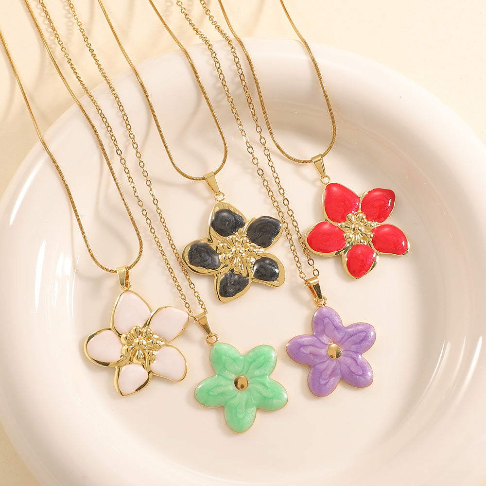 Women’s necklace with elaborately designed flower pendant All Fashion