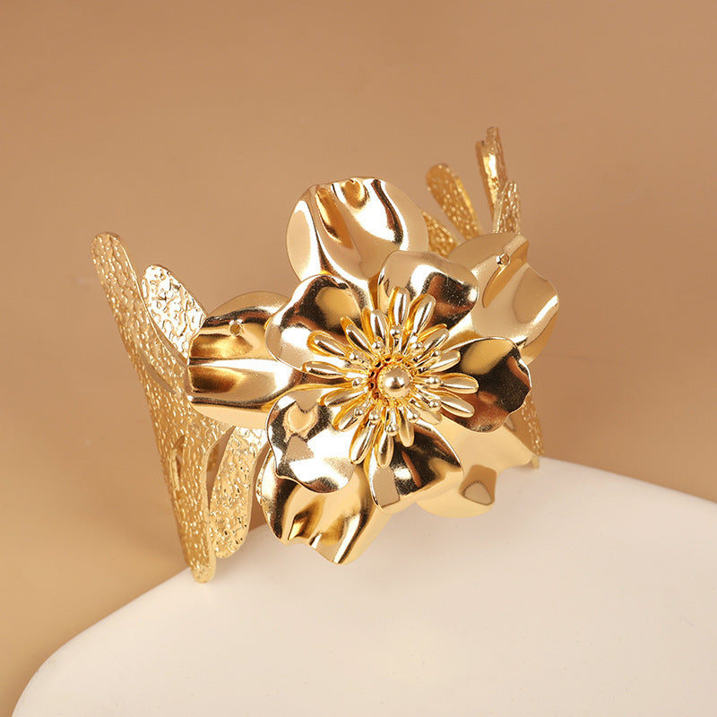 Women's elegant bracelet with artistic floral design All Fashion