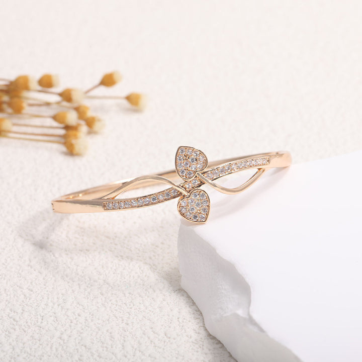 Women's bangle with elegant infinity pattern and sparkling zirconia All Fashion