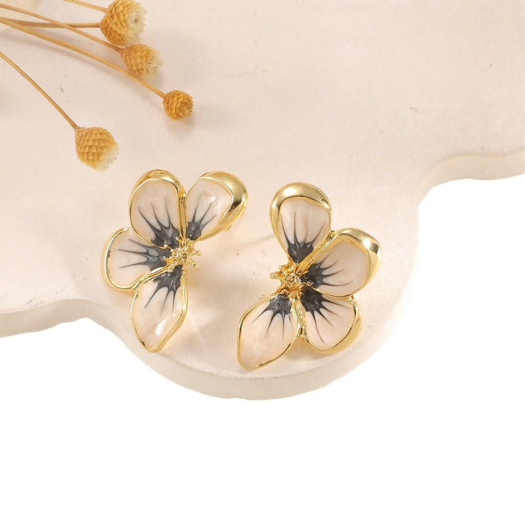 Women's ear clips in elegant floral design with a glossy coating All Fashion