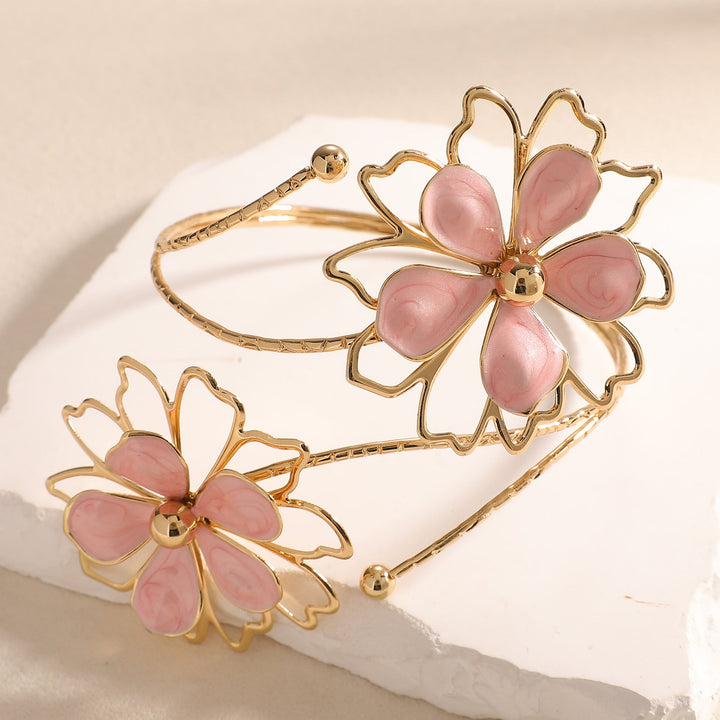 Ladies bracelet with artistic flower design All Fashion