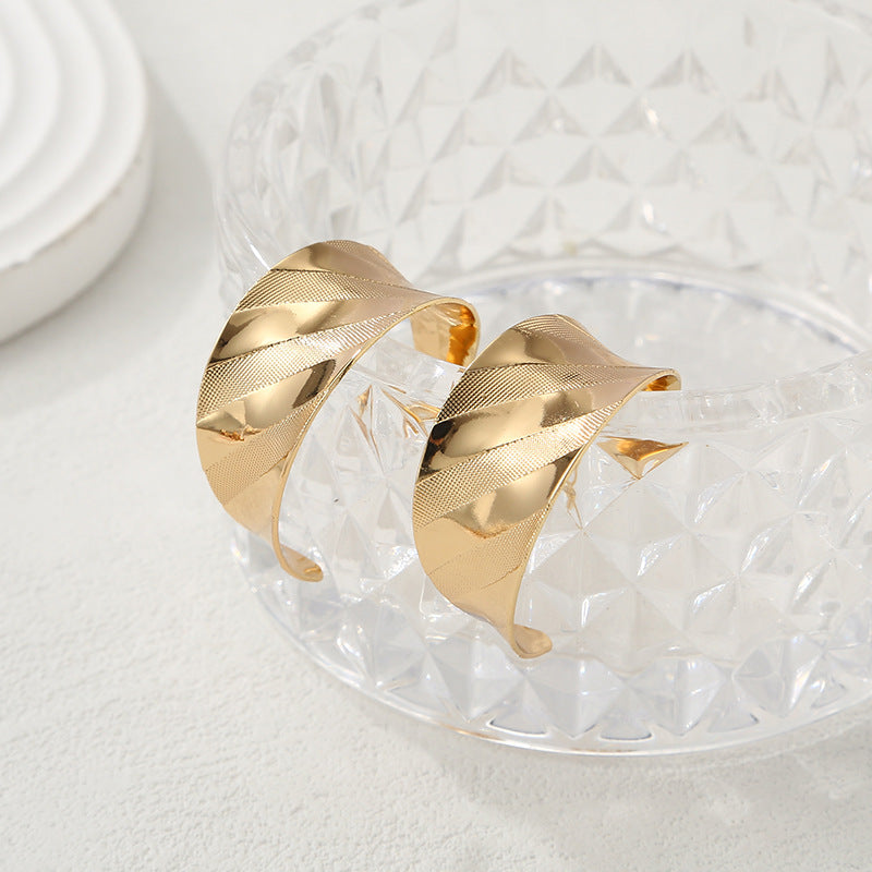 Women's bangles made of high-quality metal with an elegant wave pattern All Fashion