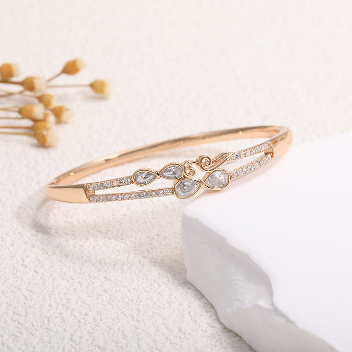 Women's bangle with elegant infinity pattern and sparkling zirconia All Fashion