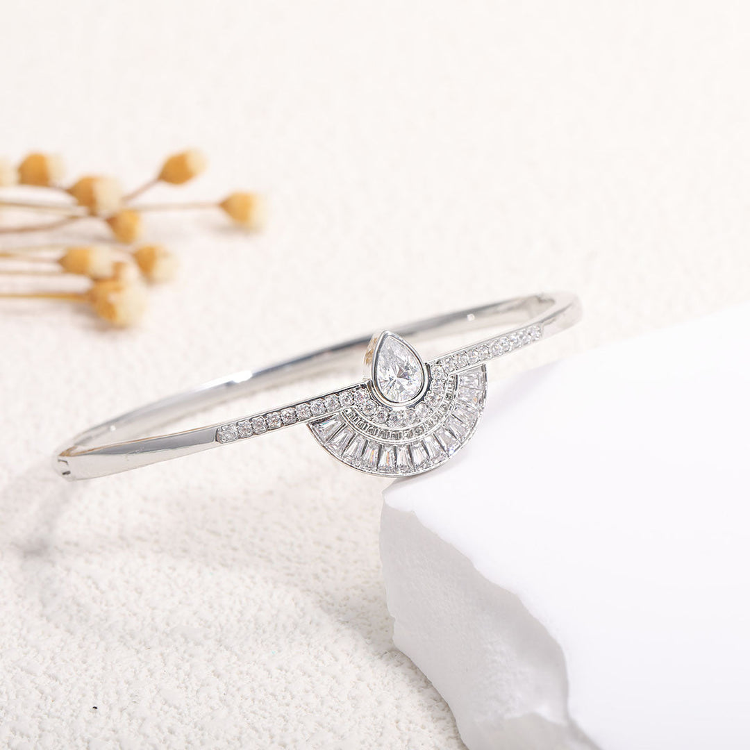 Women's bangle with elegant infinity pattern and sparkling zirconia All Fashion