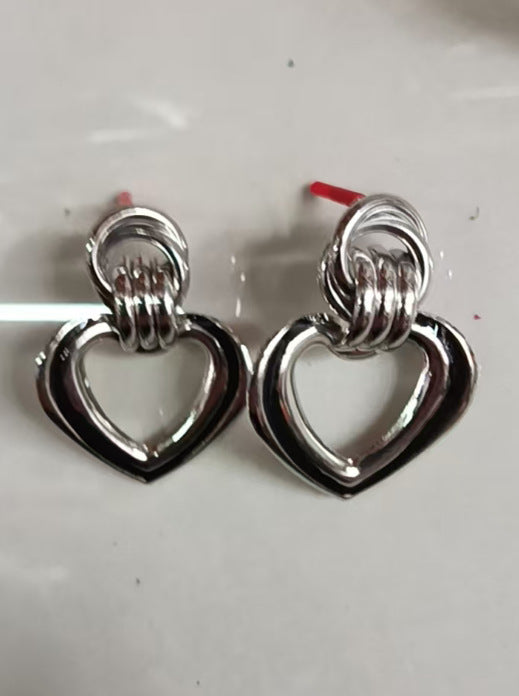 Women’s earrings in modern heart design All Fashion