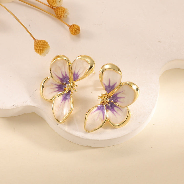 Women's ear clips in elegant floral design with a glossy coating All Fashion