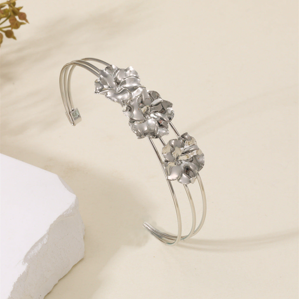 Women's cuff bracelet with artistic leaf motif All Fashion