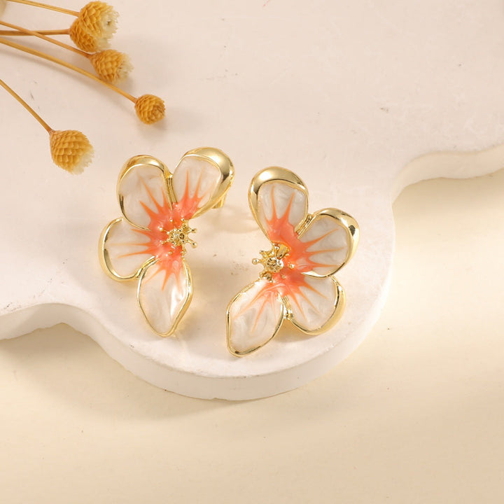 Women's ear clips in elegant floral design with a glossy coating All Fashion