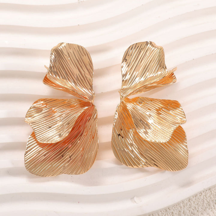 Women's ear clips in an elegant, textured design All Fashion