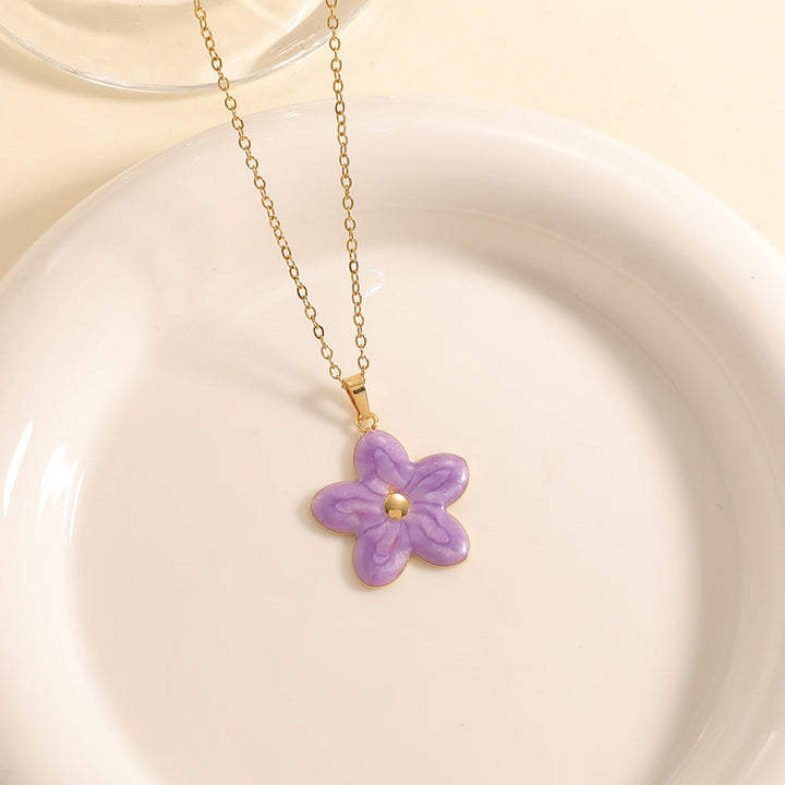 Women’s necklace with elaborately designed flower pendant All Fashion