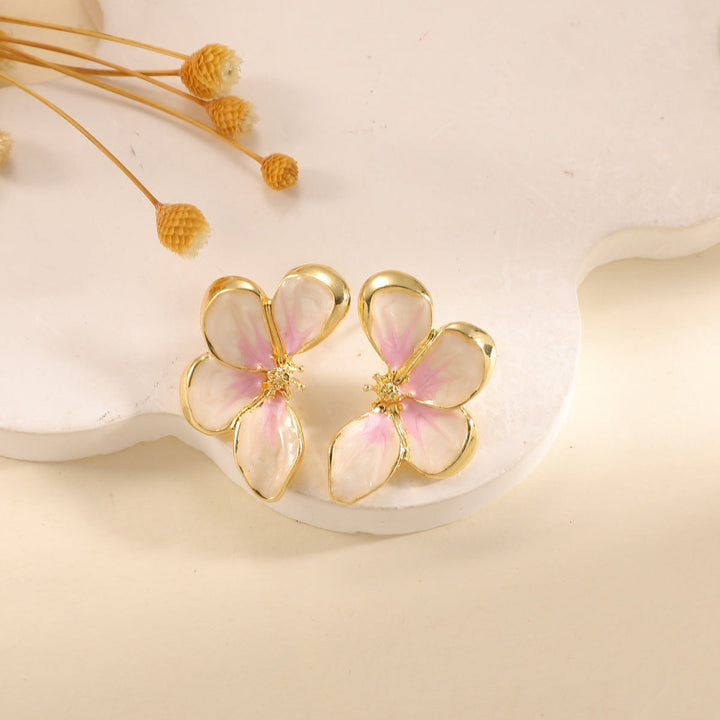 Women's ear clips in elegant floral design with a glossy coating All Fashion