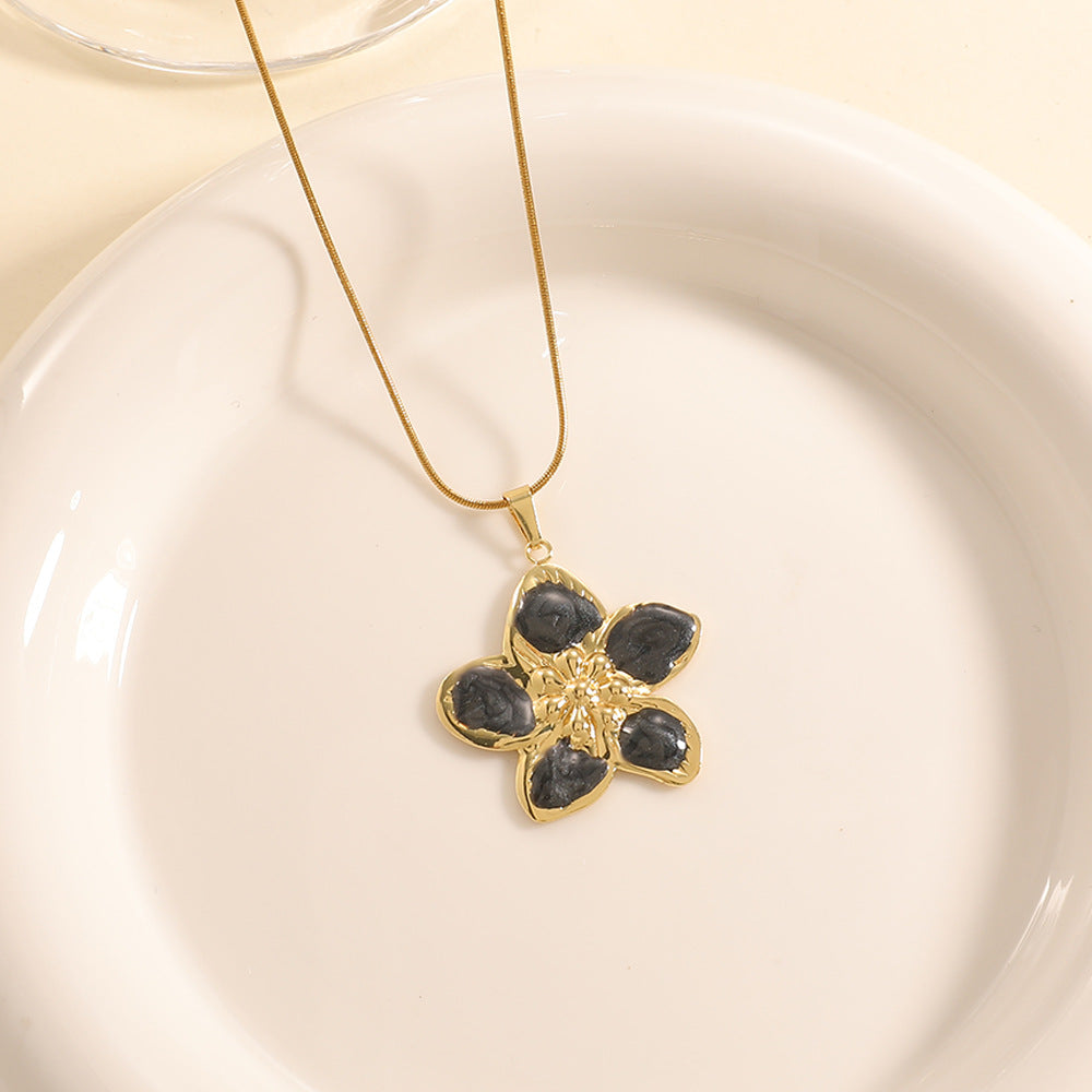 Women’s necklace with elaborately designed flower pendant All Fashion