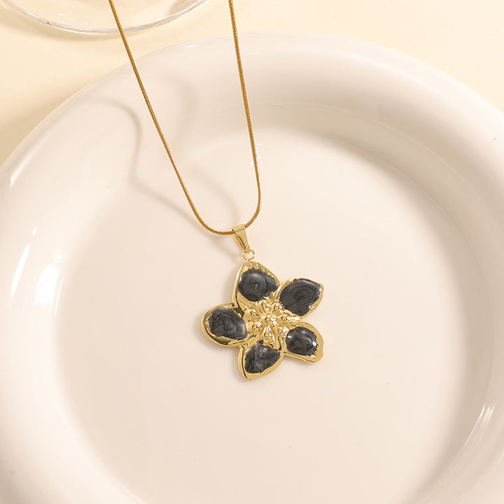 Women’s necklace with elaborately designed flower pendant All Fashion