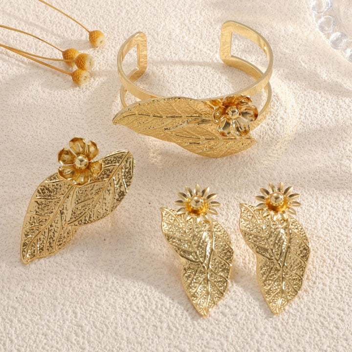 Ladies bangle with elaborate leaf design All Fashion