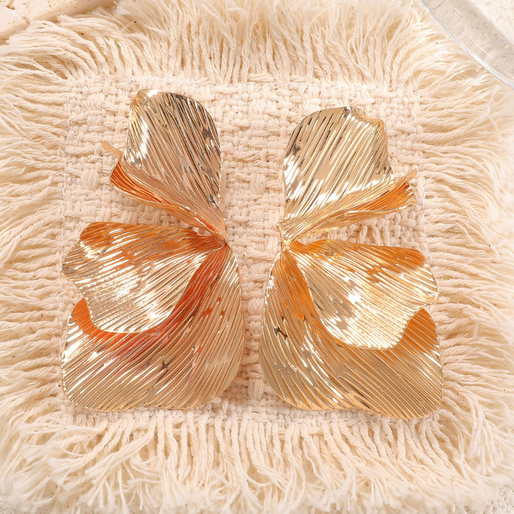 Women's ear clips in an elegant, textured design All Fashion