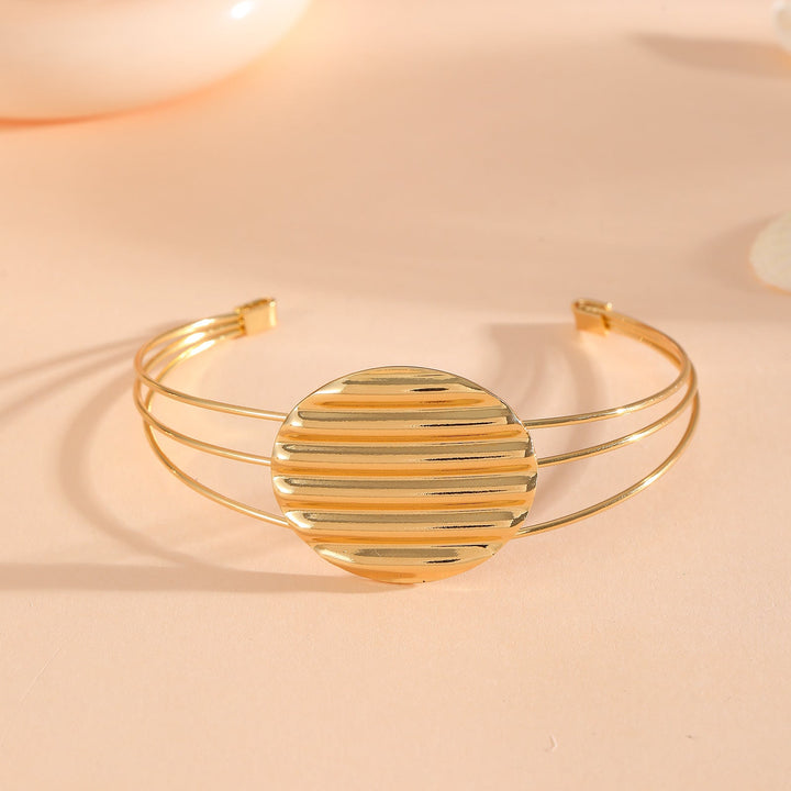 Women's bracelet with intricate bow design All Fashion