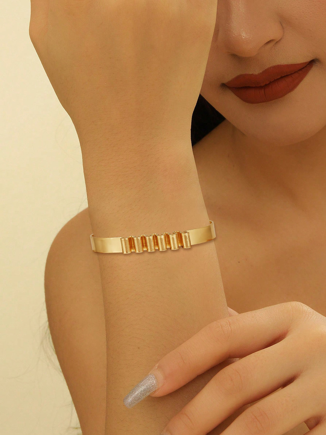 Ladies' bangle with elegant curved design All Fashion