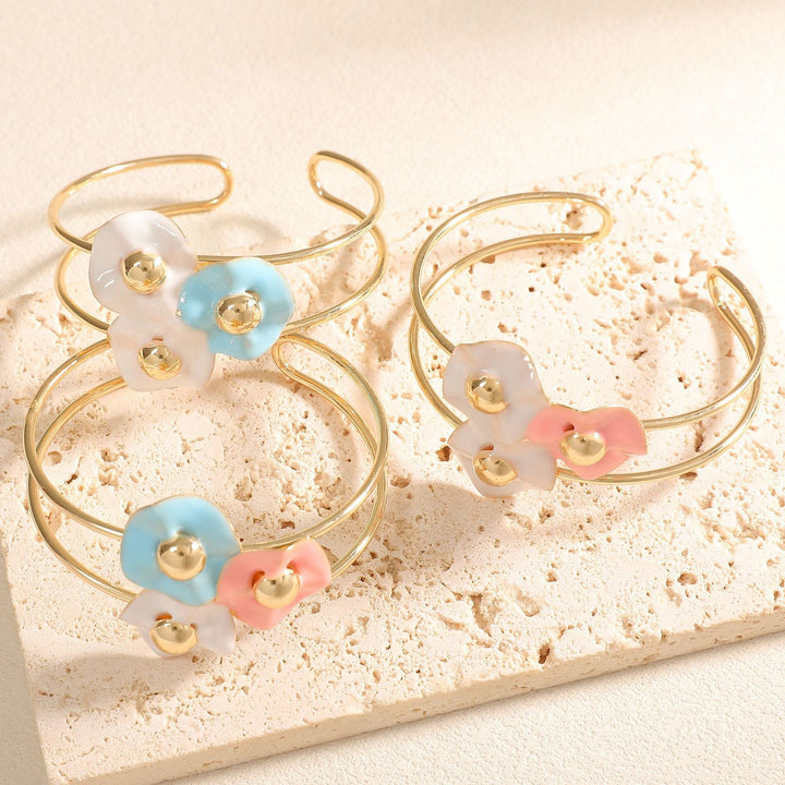 Women's bangle with elaborate floral design All Fashion