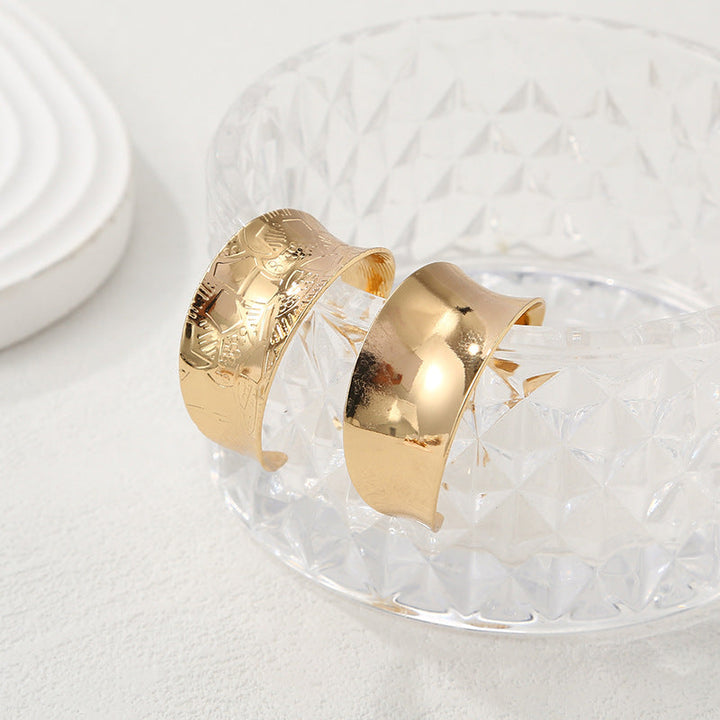 Women's bangles made of high-quality metal with an elegant wave pattern All Fashion