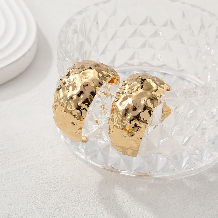 Women's bangles made of high-quality metal with an elegant wave pattern All Fashion