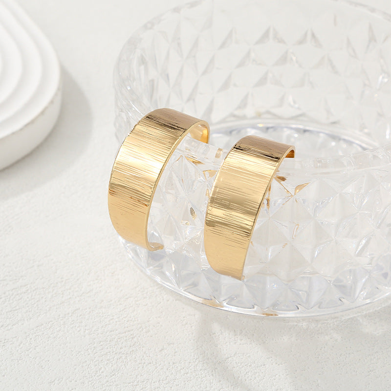 Women's bangles made of high-quality metal with an elegant wave pattern All Fashion