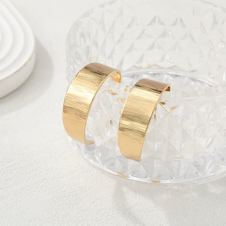 Women's bangles made of high-quality metal with an elegant wave pattern All Fashion