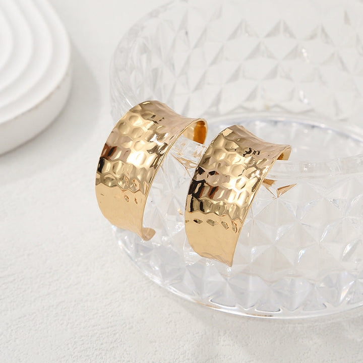 Women's bangles made of high-quality metal with an elegant wave pattern All Fashion