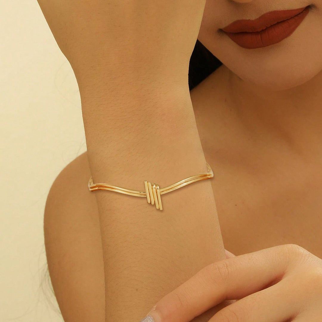 Ladies' bangle with elegant curved design All Fashion
