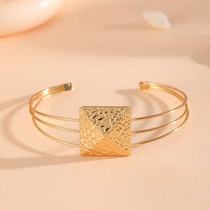 Women's bracelet with intricate bow design All Fashion