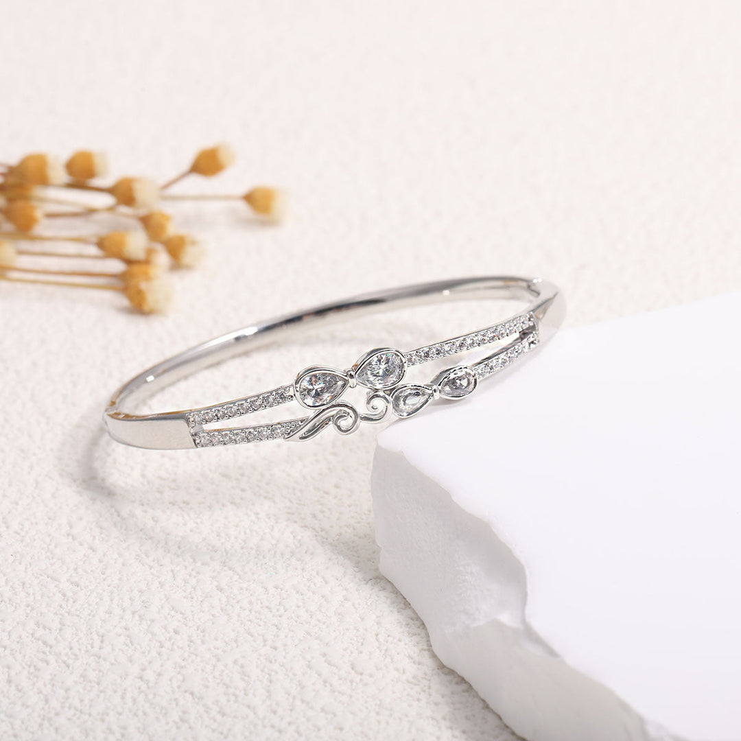 Women's bangle with elegant infinity pattern and sparkling zirconia All Fashion