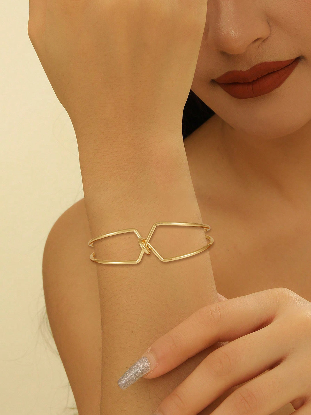 Ladies' bangle with elegant curved design All Fashion