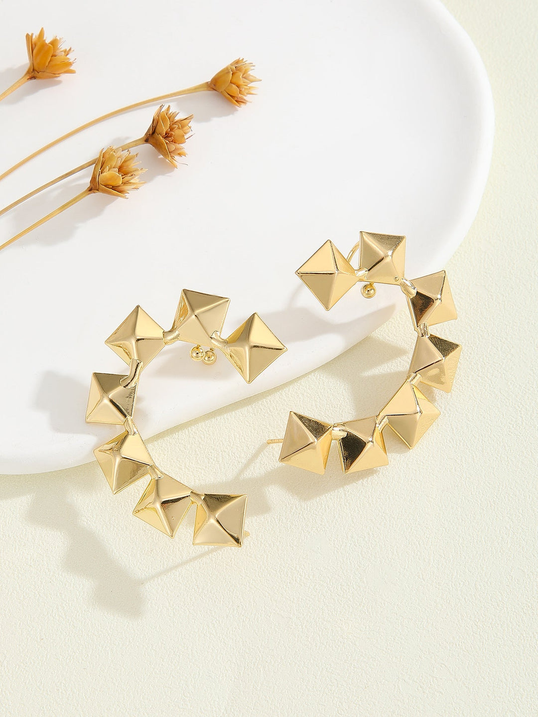 Women's bracelet with structured, golden beads All Fashion
