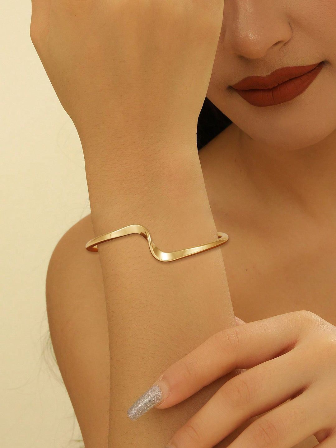 Ladies' bangle with elegant curved design All Fashion