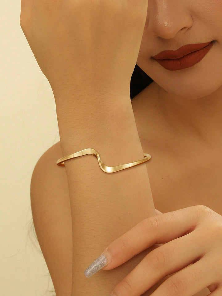 Ladies' bangle with elegant curved design All Fashion