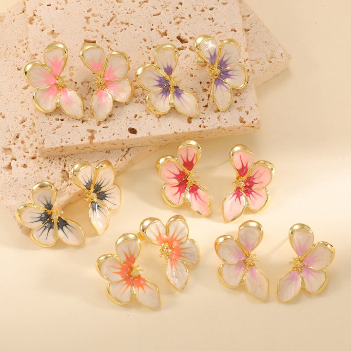 Women's ear clips in elegant floral design with a glossy coating All Fashion