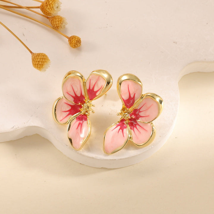 Women's ear clips in elegant floral design with a glossy coating All Fashion