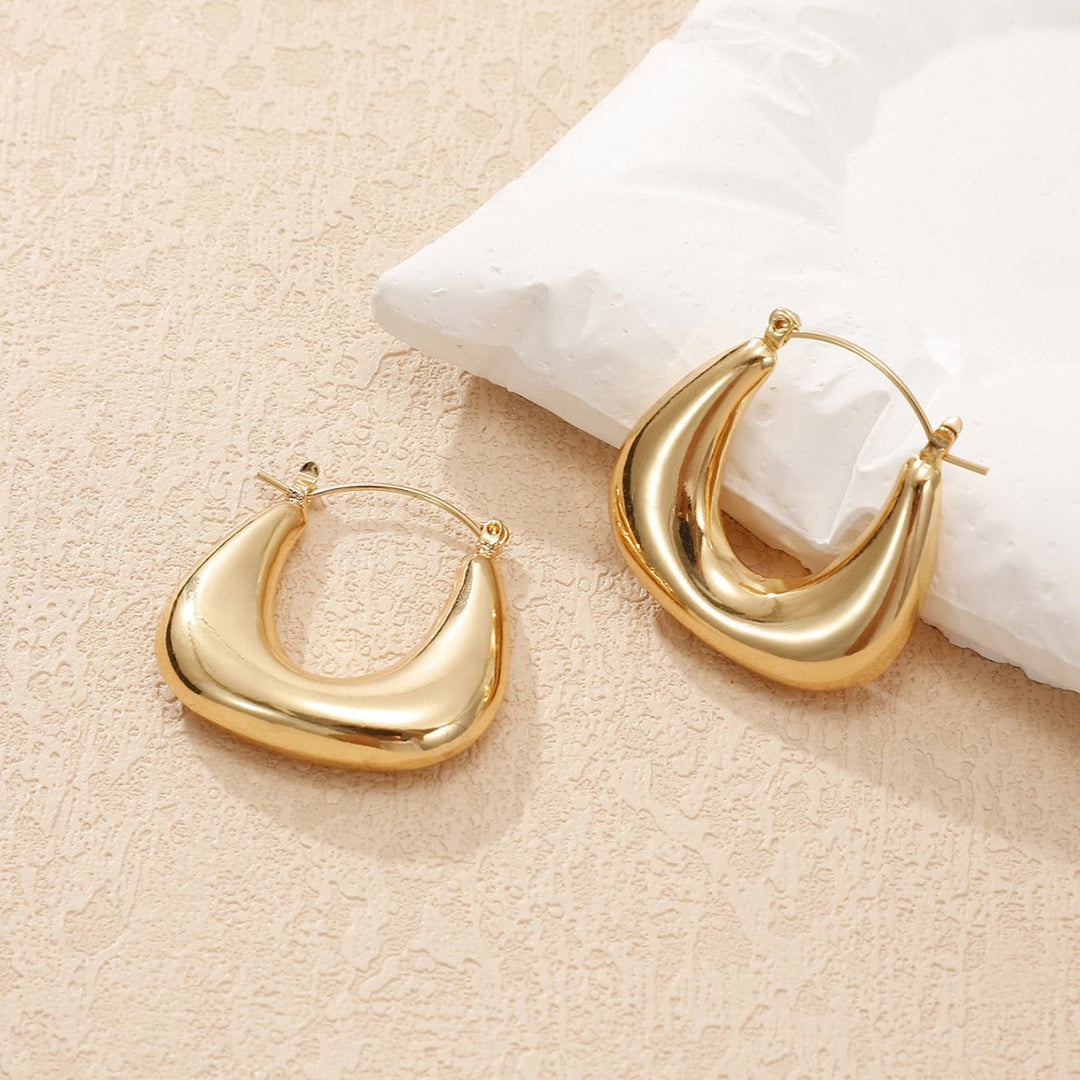 Ladies earrings in a modern, curved design All Fashion
