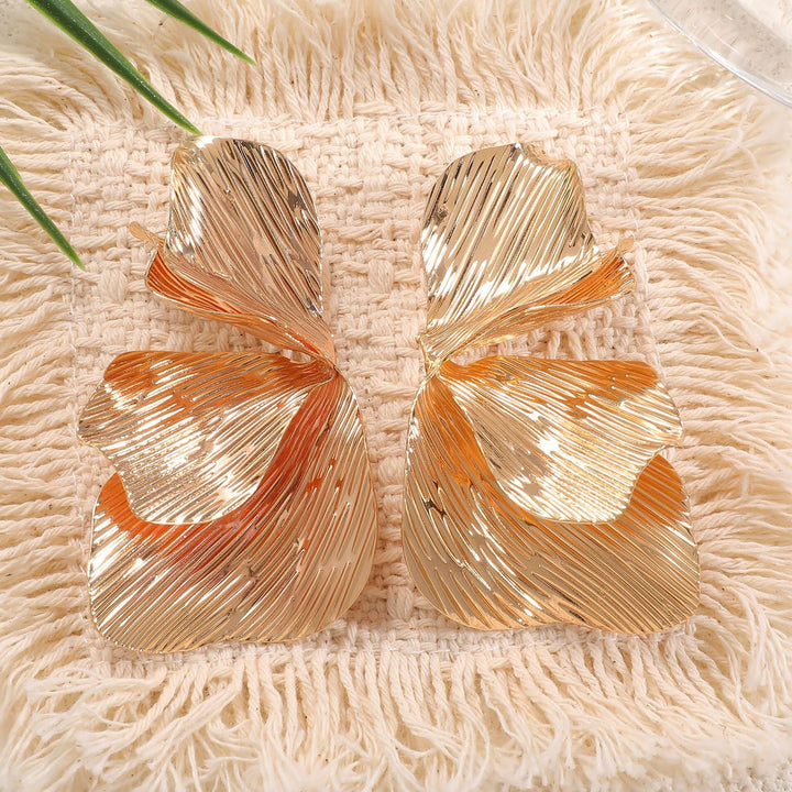 Women's ear clips in an elegant, textured design All Fashion