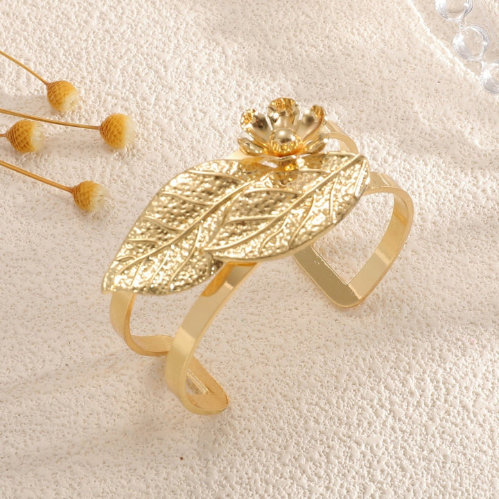 Ladies bangle with elaborate leaf design All Fashion
