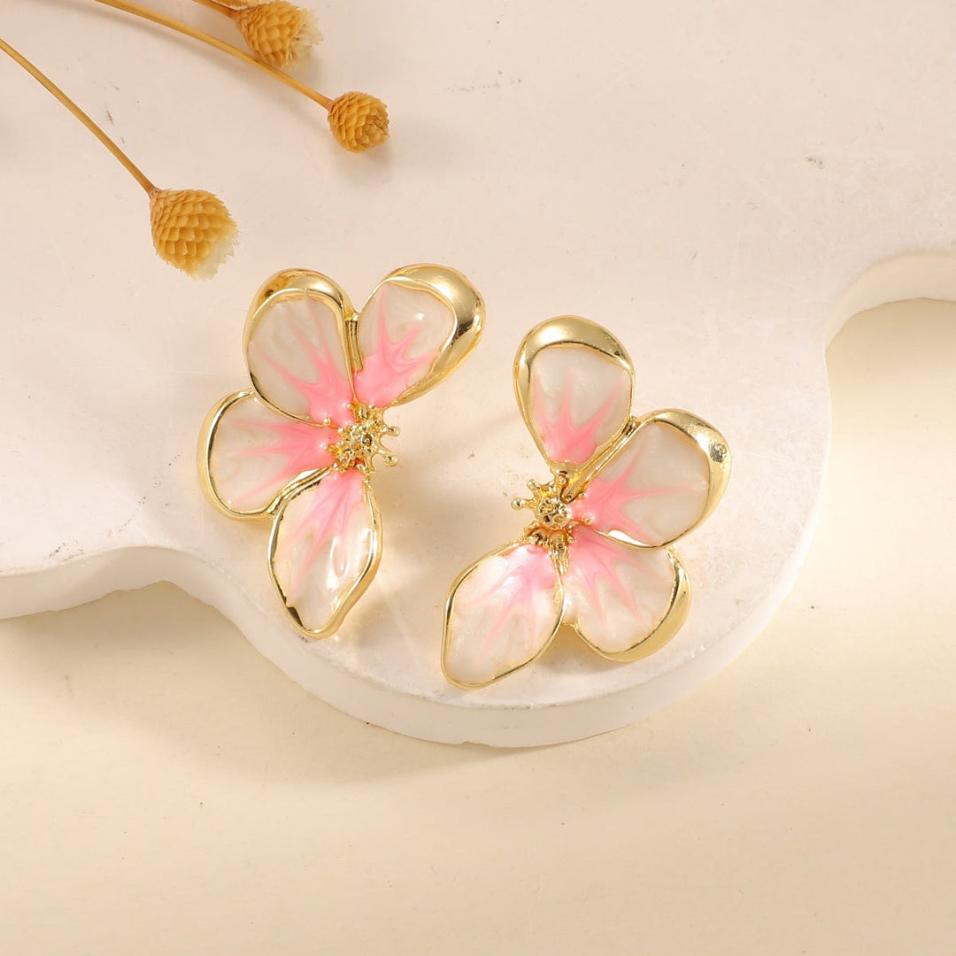 Women's ear clips in elegant floral design with a glossy coating All Fashion