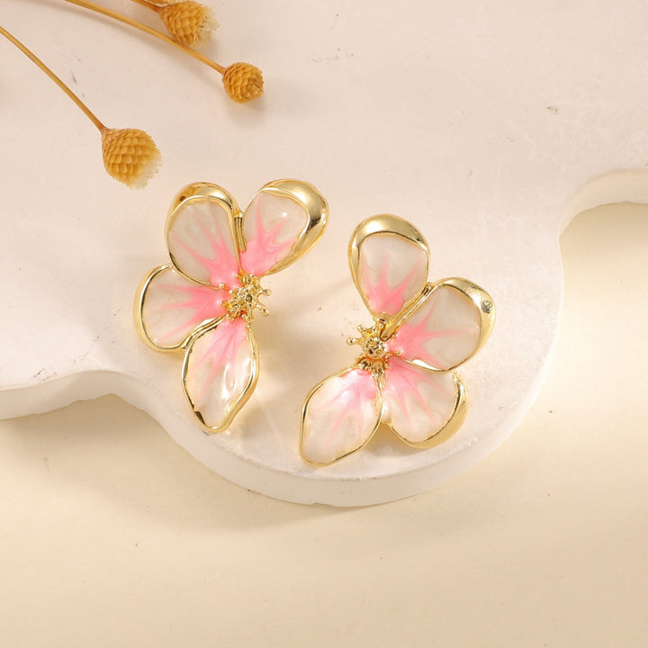 Women's ear clips in elegant floral design with a glossy coating All Fashion