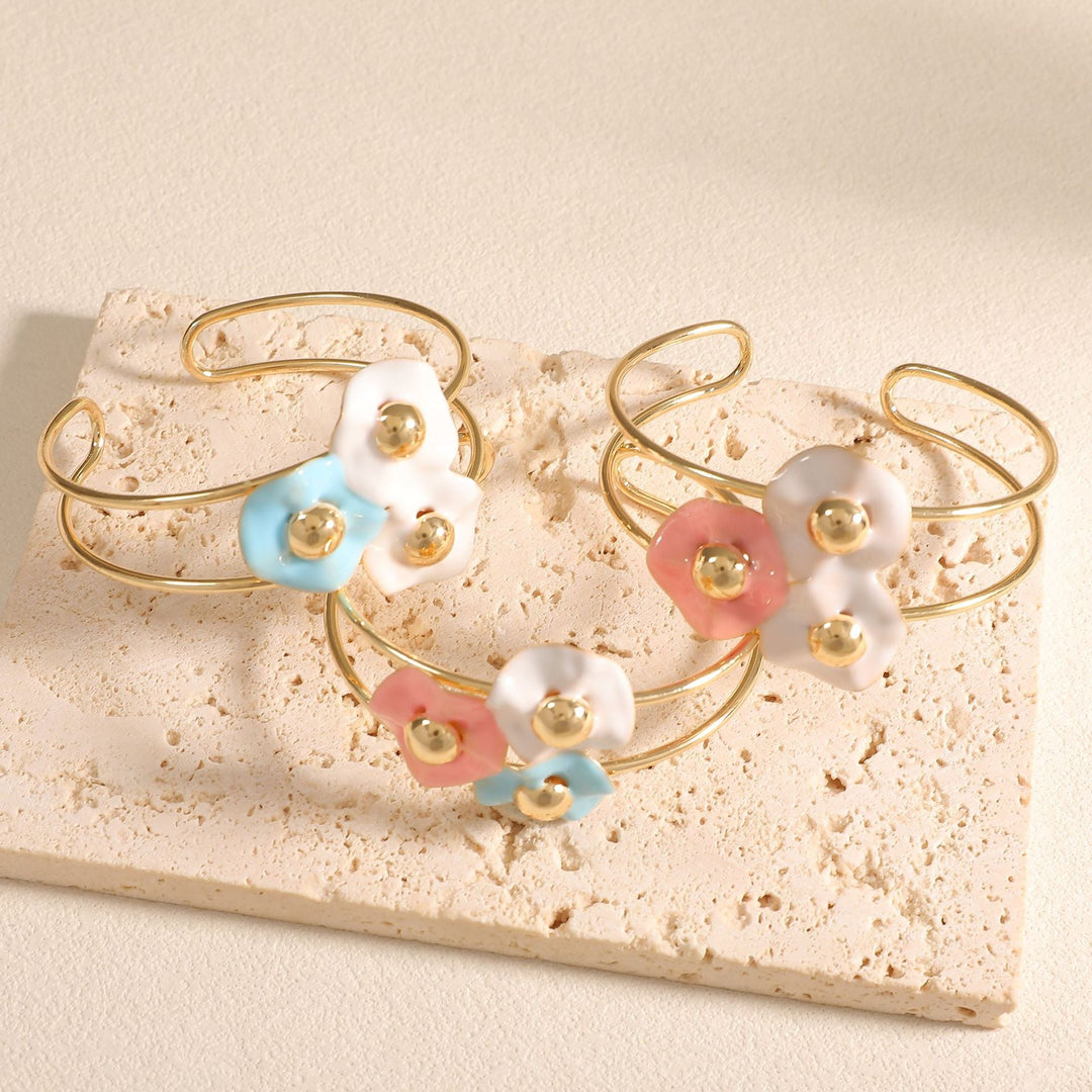 Women's bangle with elaborate floral design All Fashion