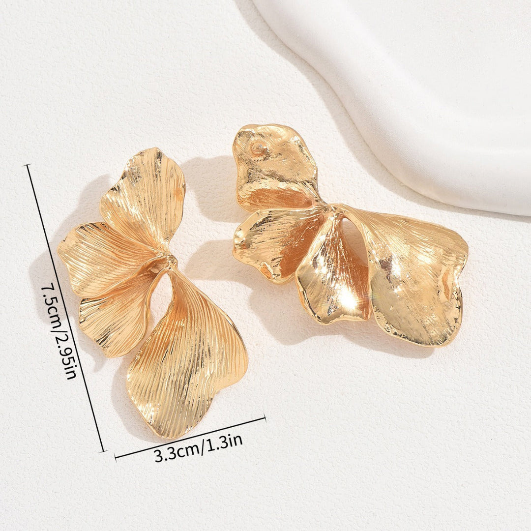 Women's ear clips in an elegant, textured design All Fashion