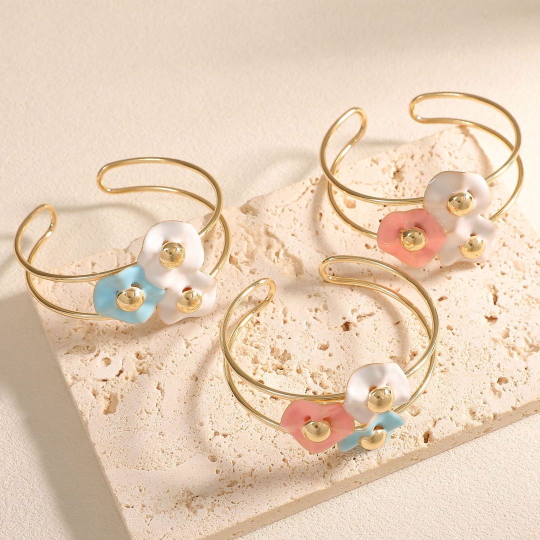 Women's bangle with elaborate floral design All Fashion
