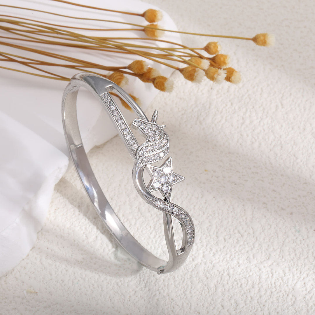 Women's bangle with elegant infinity pattern and sparkling zirconia All Fashion