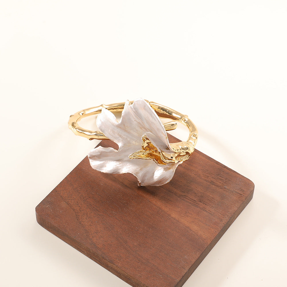 Women's bracelet with intricate flower design All Fashion