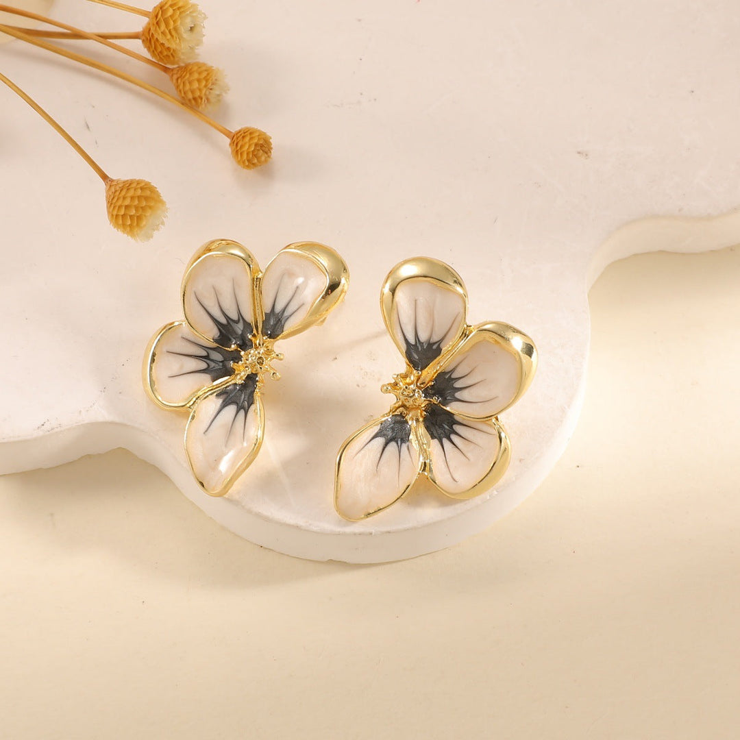 Women's ear clips in elegant floral design with a glossy coating All Fashion