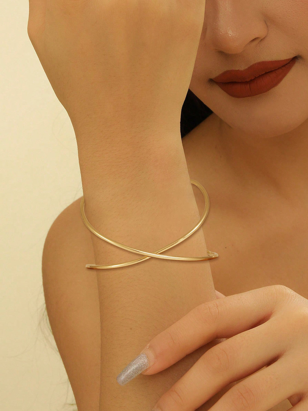 Ladies' bangle with elegant curved design All Fashion