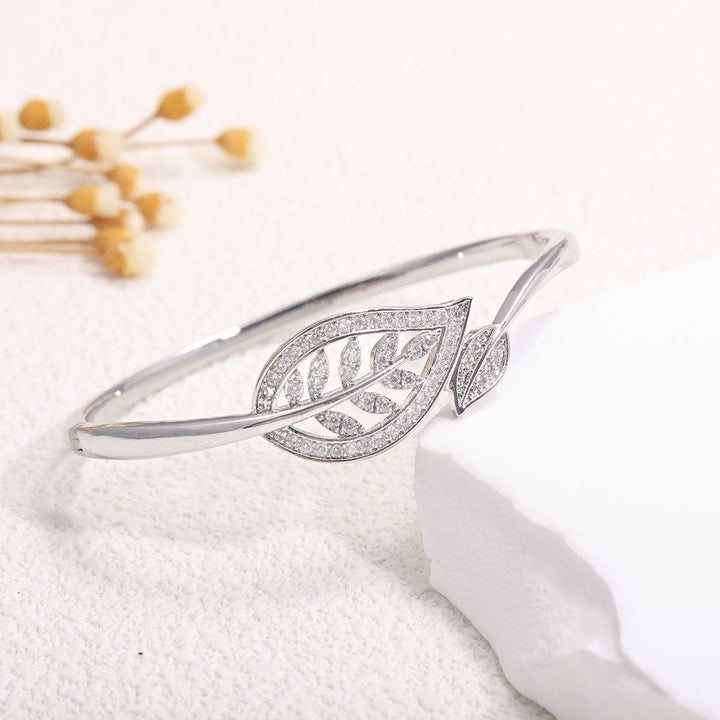 Women's bangle with elegant infinity pattern and sparkling zirconia All Fashion