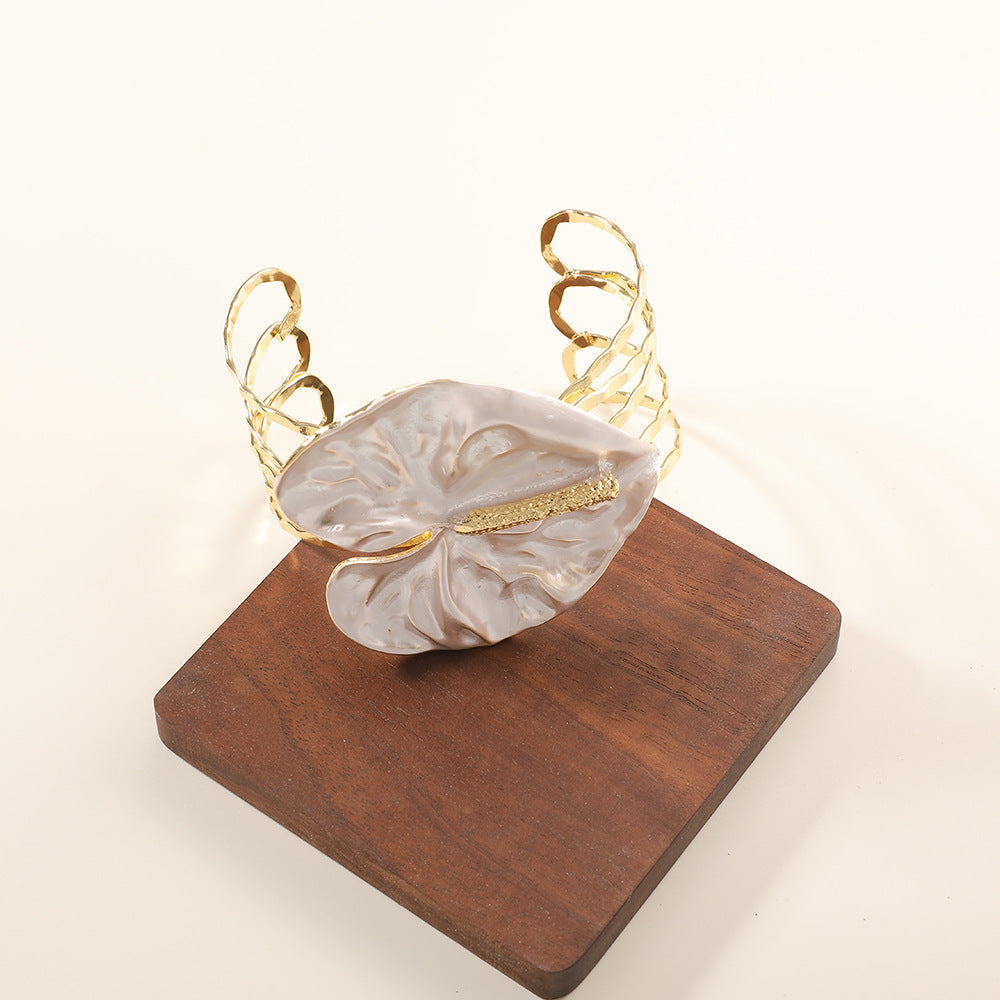 Women's bracelet with intricate flower design All Fashion